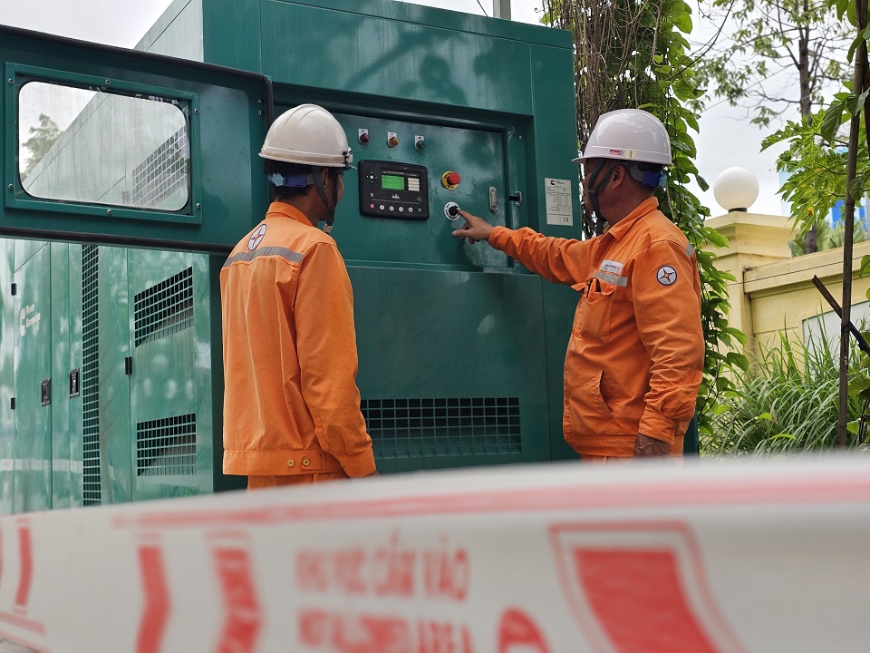 Điện lực Hạ Long kiểm tra máy phát điện tại điểm thi trường THPT Hòn Gai Điện lực Hạ Long kiểm tra máy phát điện tại điểm thi trường THPT Hòn Gai