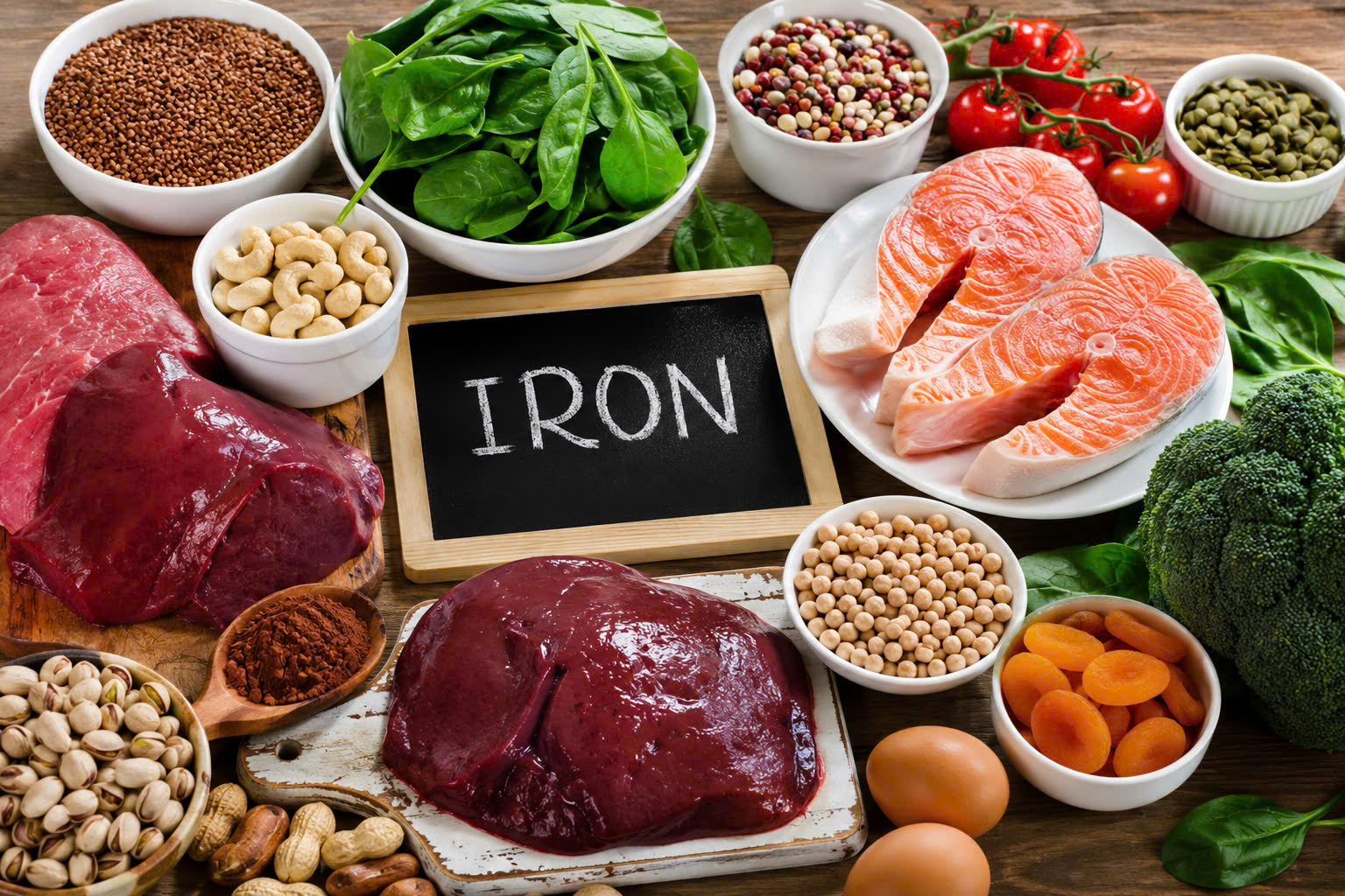 Thịt đỏ, hải sản c&oacute; vỏ v&agrave; c&aacute;c loại rau xanh l&agrave; những nguồn cung cấp sắt phổ biến.