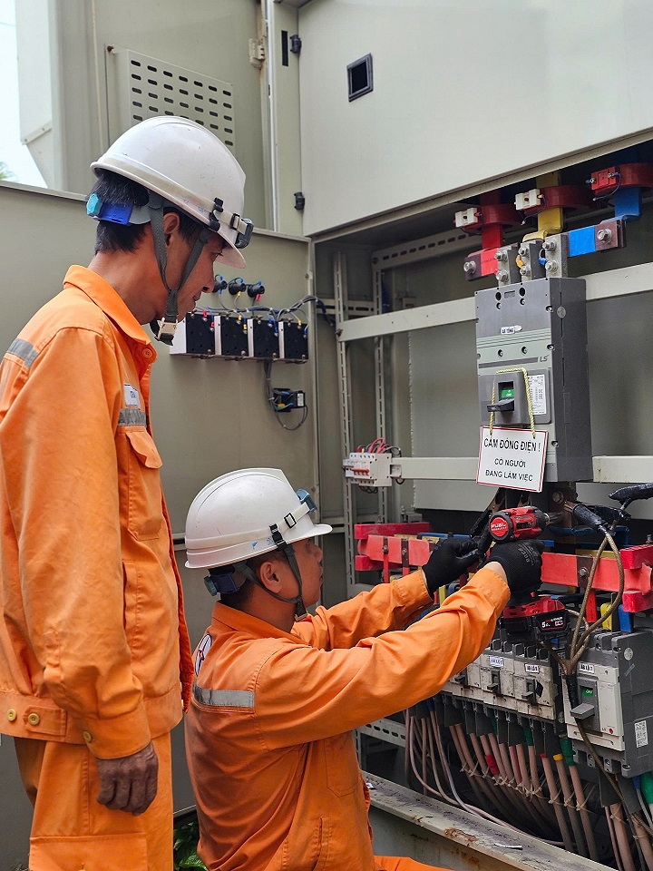 Nhân viên Điện lực Hạ Long kiểm tra thiết bị điện tại TBA 400 kVA -22/0,4 kV Trường THPT Hòn Gai đảm bảo cấp điện an toàn, liên tục và ổn định cho kỳ thi Nhân viên Điện lực Hạ Long kiểm tra thiết bị điện tại TBA 400 kVA -22/0,4 kV Trường THPT Hòn Gai đảm bảo cấp điện an toàn, liên tục và ổn định cho kỳ thi