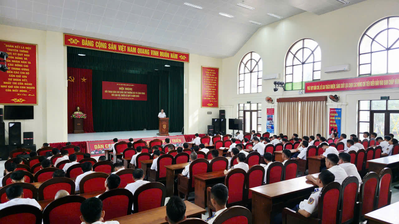 Quang cảnh Hội nghị đối thoại d&acirc;n chủ giữa Thủ trưởng Bộ Tư lệnh V&ugrave;ng với c&aacute;n bộ, chiến sĩ Hải đội 102 Qu&yacute; II năm 2026.