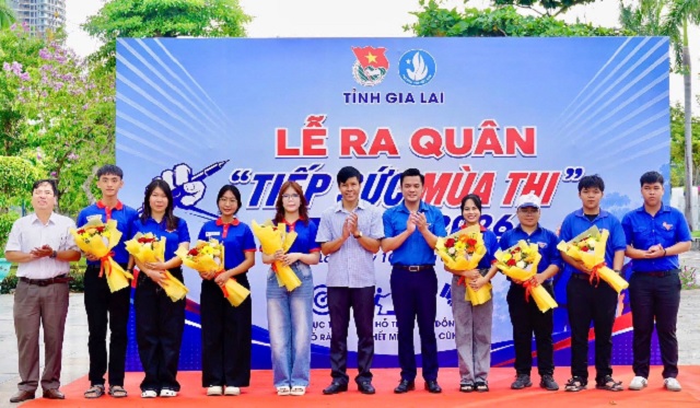 Ban tổ chức tặng hoa cho đại diện các Đội Thanh niên tình nguyện. Ảnh: TĐGL Ban tổ chức tặng hoa cho đại diện các Đội Thanh niên tình nguyện. Ảnh: TĐGL