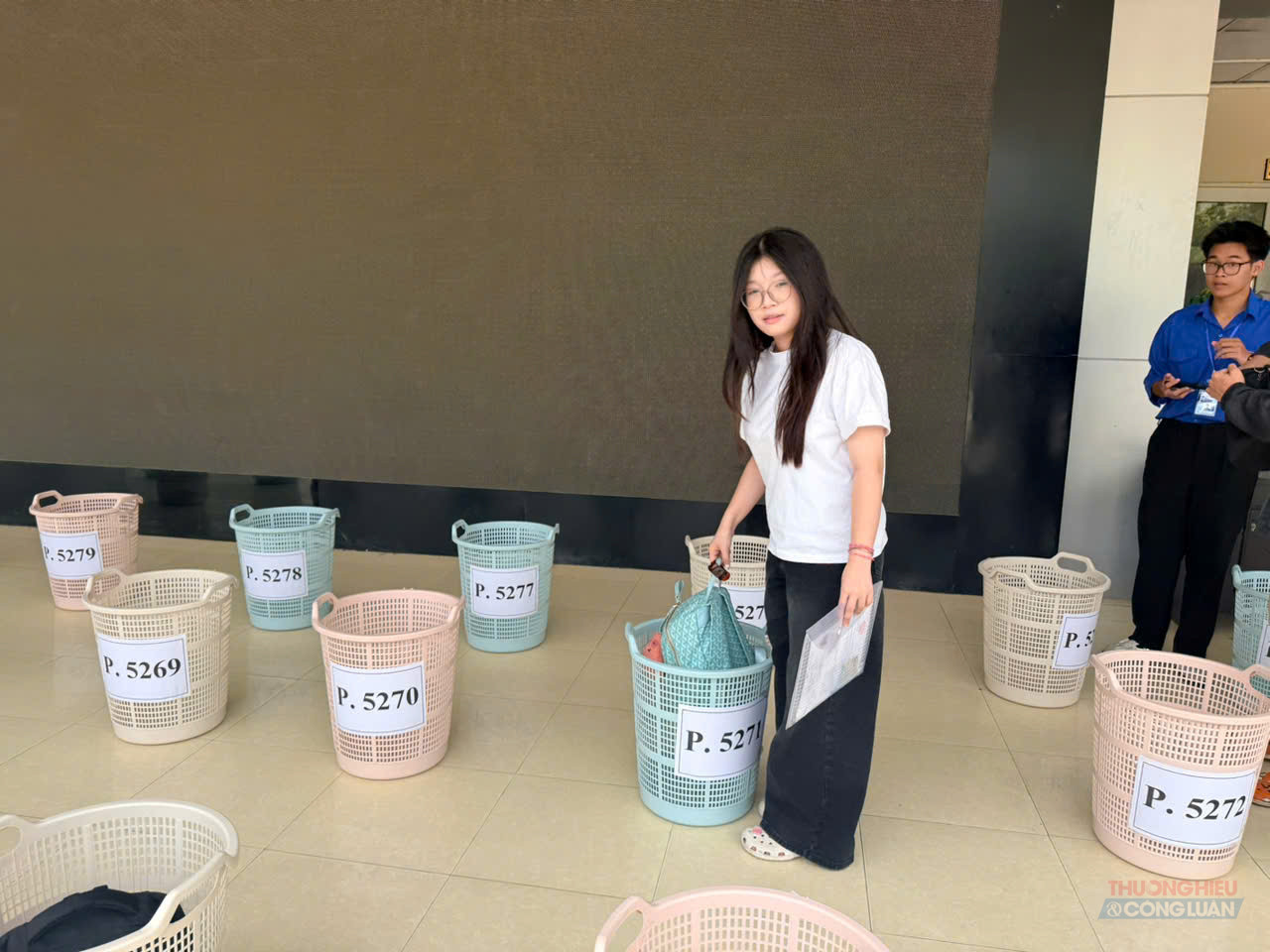 Th&iacute; sinh gửi đồ trước khi v&agrave;o ph&ograve;ng nghe phổ biến quy chế.