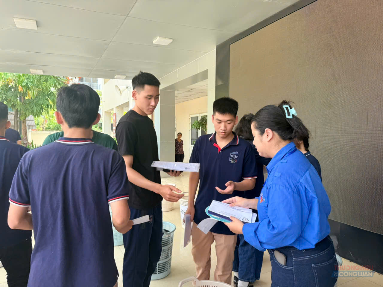 Th&iacute; sinh được đội ngũ t&igrave;nh nguyện vi&ecirc;n hướng dẫn nhiệt t&igrave;nh.