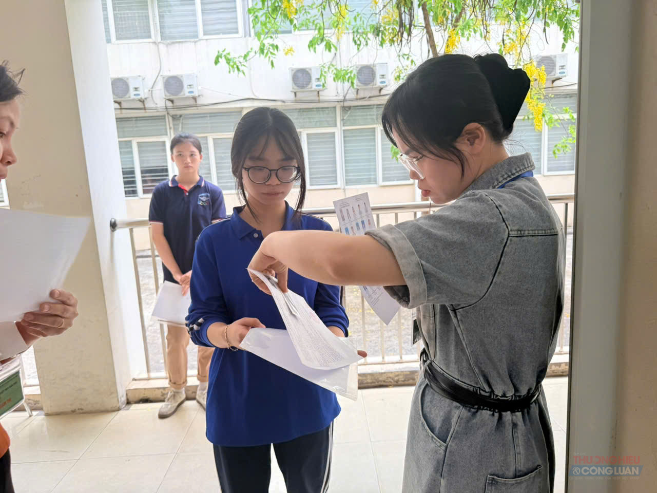 Th&iacute; sinh được kiểm tra c&aacute;c giấy tờ mang theo.
