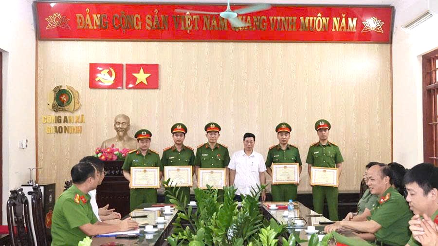 UBND x&atilde; Giao Ninh đ&atilde; tổ chức biểu dương, khen thưởng đột xuất đối với 2 tập thể v&agrave; 5 c&aacute; nh&acirc;n thuộc C&ocirc;ng an x&atilde;.