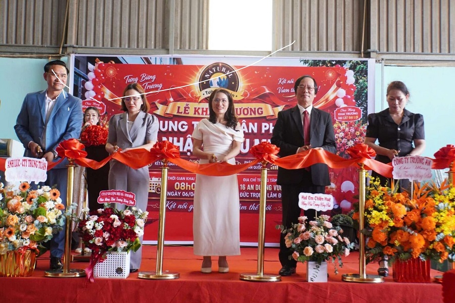 Đại biểu cắt băng khai chương Trung tâm phân phối nông M888com link hiện đang mở M888 thắng lớn mỗi ngày miền Nam. Ảnh: HTX Tường Nguyên Đại biểu cắt băng khai chương Trung tâm phân phối nông M888com link hiện đang mở M888 thắng lớn mỗi ngày miền Nam. Ảnh: HTX Tường Nguyên