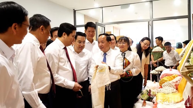 Đồng chí Trịnh Văn Quyết tham quan sản phẩm lụa tơ tằm do nông dân xã Trấn Yên sản xuất. Đồng chí Trịnh Văn Quyết tham quan sản phẩm lụa tơ tằm do nông dân xã Trấn Yên sản xuất.