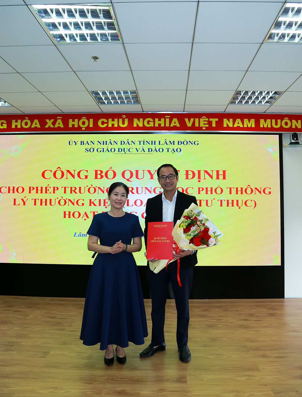 Giám đốc Sở Giáo dục và Đào tạo Lê Thị Bích Liên trao Quyết định cho phép Trường THPT Lý Thường Kiệt hoạt động giáo dục. Ảnh: VP s Giám đốc Sở Giáo dục và Đào tạo Lê Thị Bích Liên trao Quyết định cho phép Trường THPT Lý Thường Kiệt hoạt động giáo dục. Ảnh: VP s