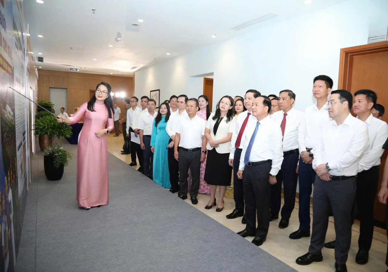 Các đại biểu tham quan không gian trưng bày mô hình tại hội thảo. Các đại biểu tham quan không gian trưng bày mô hình tại hội thảo.