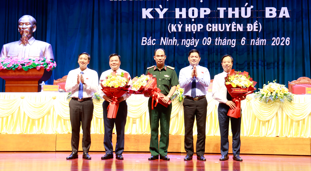 B&iacute; thư Tỉnh ủy Nguyễn Hồng Th&aacute;i v&agrave; Chủ tịch HĐND tỉnh Nguyễn Việt Oanh tặng hoa ch&uacute;c mừng c&aacute;c đồng ch&iacute; th&ocirc;i kh&ocirc;ng tham gia Ủy vi&ecirc;n UBND tỉnh v&agrave; c&aacute;c đồng ch&iacute; được bầu l&agrave; Ủy vi&ecirc;n UBND tỉnh nhiệm kỳ 2026-2031.