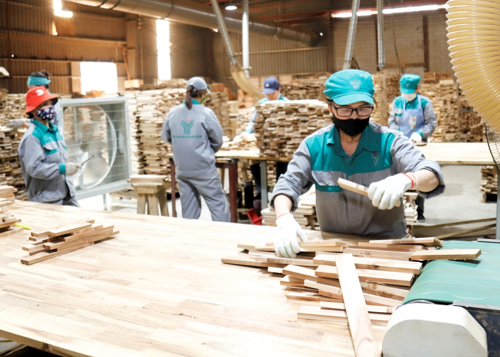Kinh tế tư nhân hiện đóng góp khoảng 68,5% GRDP của tỉnh Lào Cai, đồng thời tạo việc làm cho khoảng 125.000 lao động Kinh tế tư nhân hiện đóng góp khoảng 68,5% GRDP của tỉnh Lào Cai, đồng thời tạo việc làm cho khoảng 125.000 lao động