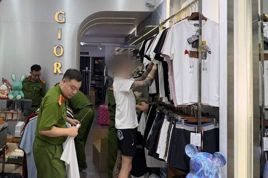 Lực lượng C&ocirc;ng an tỉnh Ph&uacute; Thọ kiểm tra hộ kinh doanh do Nguyễn Quốc Ho&agrave;ng Giang l&agrave;m chủ. Ảnh: BCA
