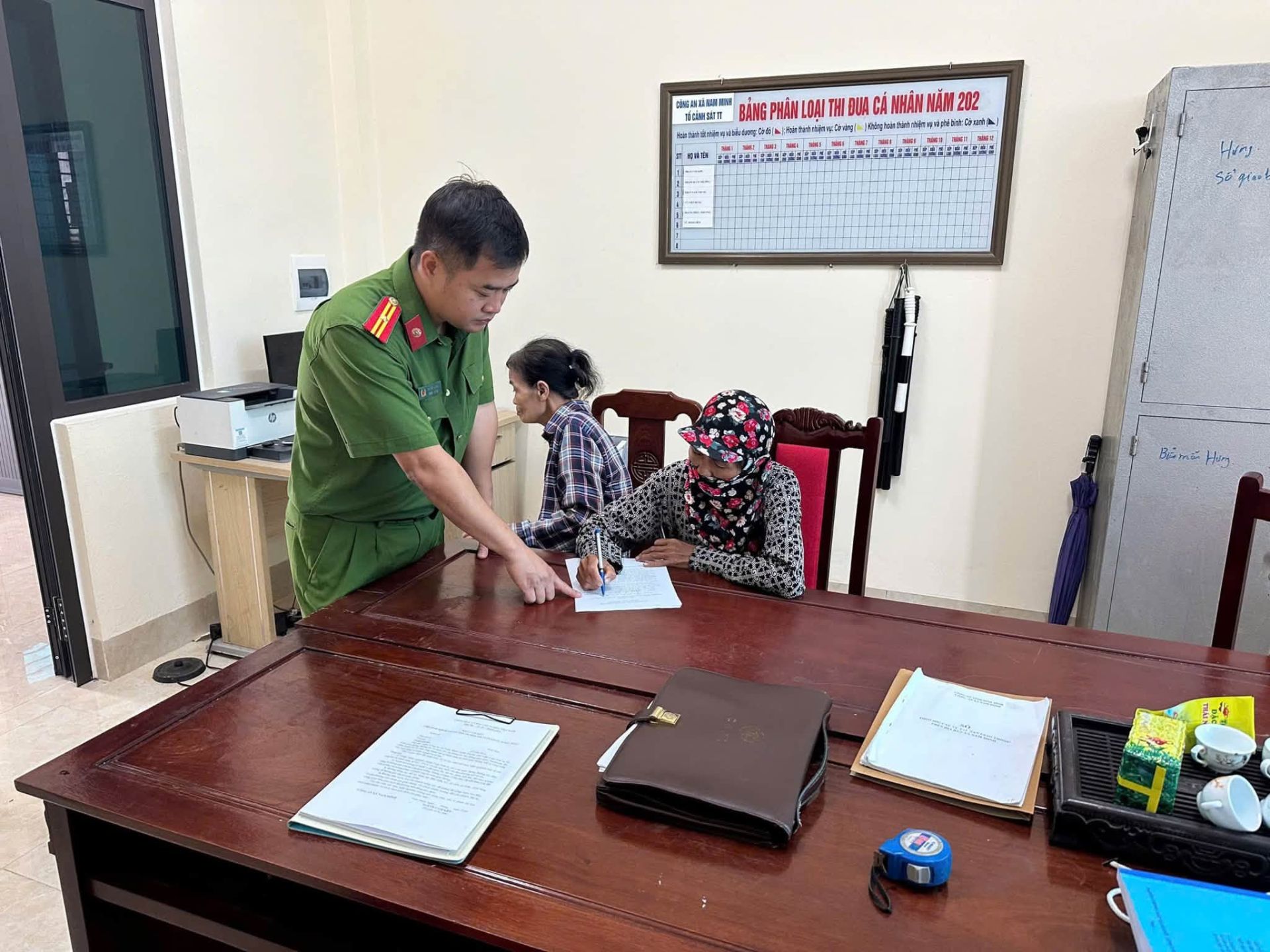 Ninh Bình: Làm việc với hộ dân cố tình phơi thóc tại lòng đường, vỉa hè