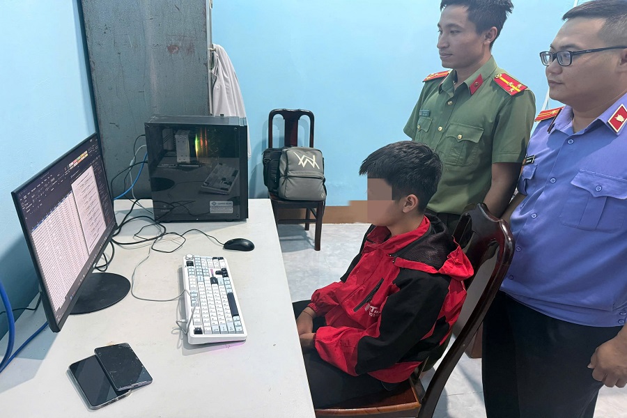 Phòng PA05 yêu cầu đối tượng mở các file dữ liệu đã chiếm đoạt (Ảnh: Phòng PA05, Công an Lâm Đồng) Phòng PA05 yêu cầu đối tượng mở các file dữ liệu đã chiếm đoạt (Ảnh: Phòng PA05, Công an Lâm Đồng)