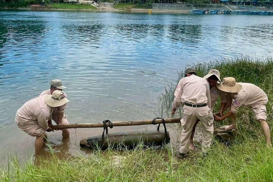 Đội xử l&yacute; bom m&igrave;n lưu động của MAG tiến h&agrave;nh trục vớt v&agrave; thu hồi quả bom