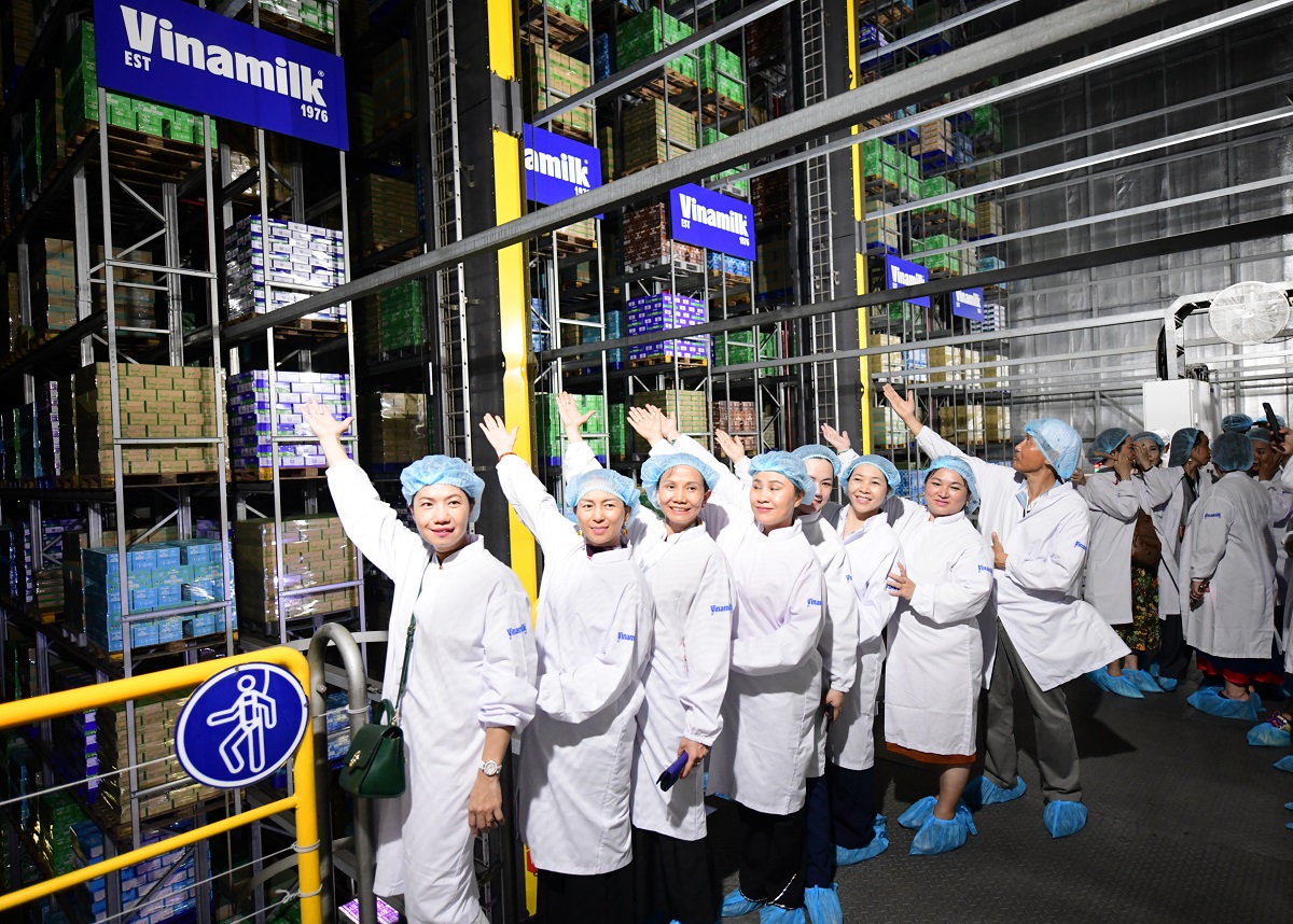 Vinamilk ti&ecirc;n phong x&acirc;y dựng hệ thống kho th&ocirc;ng minh lớn nhất tại Việt Nam với diện t&iacute;ch 6.000 m2, gồm 17 tầng gi&aacute; đỡ, với sức chứa gần 30.000 l&ocirc; h&agrave;ng, được quản l&yacute; tự động nhập &ndash; xuất sản phẩm. Ảnh: Vi Nam