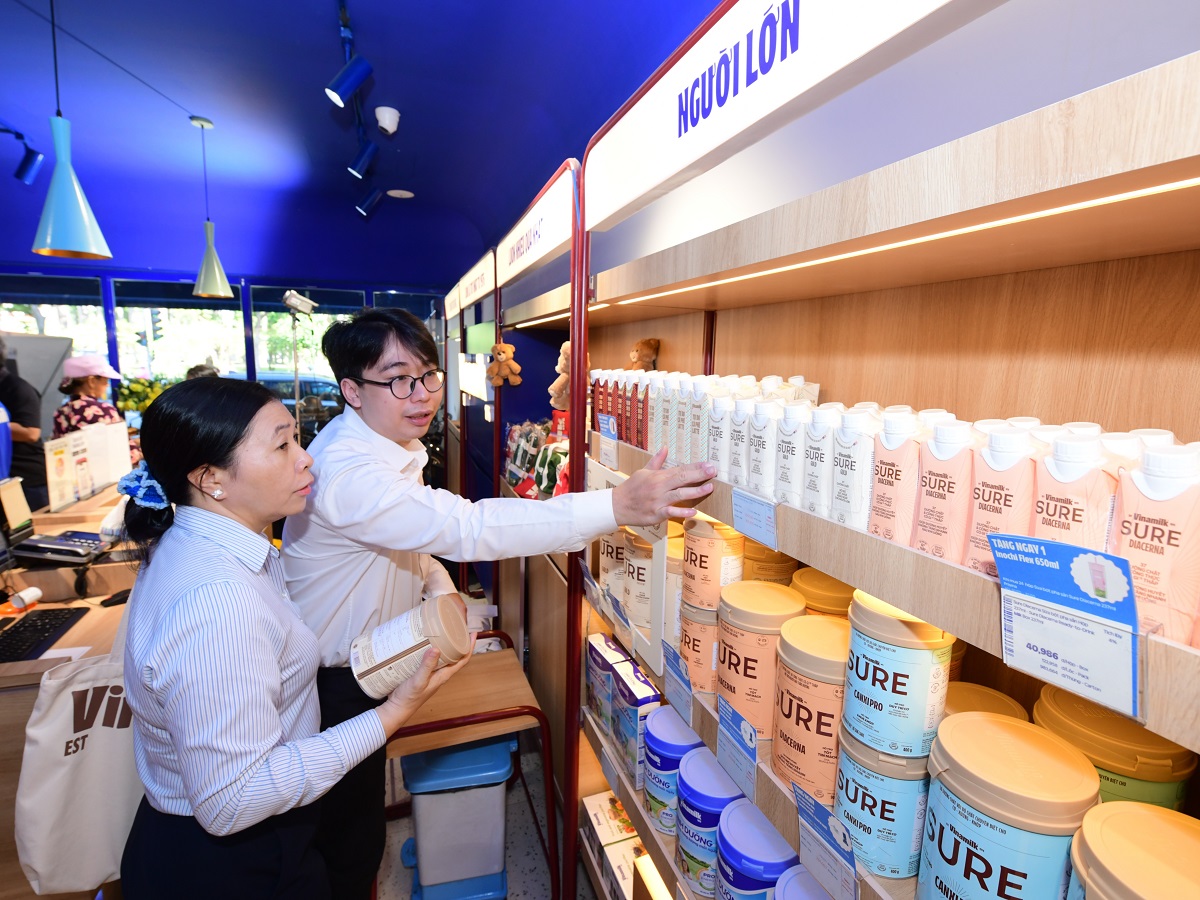 Với 3 d&ograve;ng sản phẩm Sure Prevent Gold &ndash; gi&uacute;p bồi bổ sức khỏe, Sure Diacerna &ndash; dinh dưỡng ph&ugrave; hợp cho người tiểu đường v&agrave; Sure CanxiPro &ndash; hỗ trợ cơ xương khớp, Vinamilk Sure đồng h&agrave;nh chăm s&oacute;c dinh dưỡng cho người từ 50 tuổi, gi&uacute;p duy tr&igrave; sức khỏe vững v&agrave;ng v&agrave; phong độ để tận hưởng cuộc sống năng động mỗi ng&agrave;y. Ảnh: Vi Nam