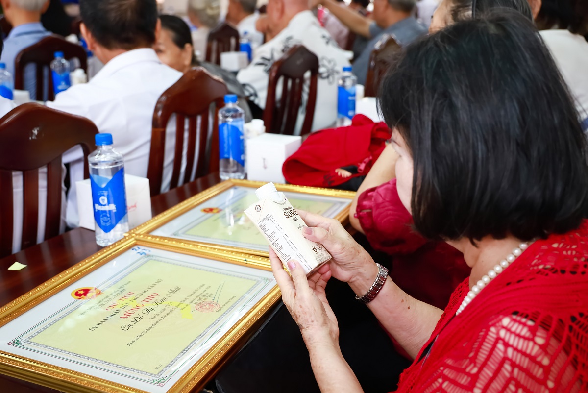Vinamilk Sure hỗ trợ sản phẩm trong Lễ ch&uacute;c thọ người cao tuổi, phường T&acirc;n Mỹ, TP.HCM. Ảnh: Vi Nam