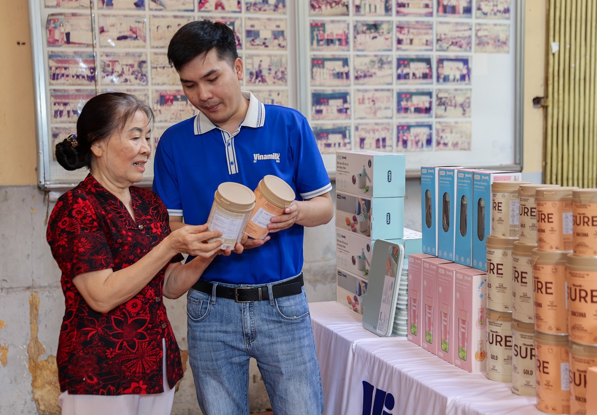 Hỗ trợ sản phẩm v&agrave; tư vấn dinh dưỡng trong chương tr&igrave;nh Ng&agrave;y hội &ldquo;chăm s&oacute;c sức khỏe người cao tuổi&rdquo; tại phường Xu&acirc;n H&ograve;a, TP.HCM. Ảnh: Vi Nam