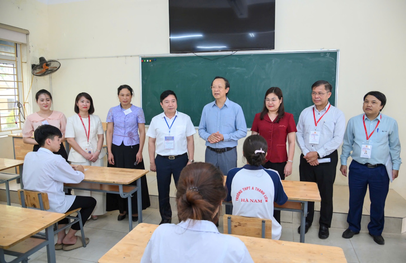 Thứ trưởng Phạm Ngọc Thưởng kiểm tra điểm thi và động viên thí sinh ngày làm thủ tục dự thi tốt nghiệp THPT