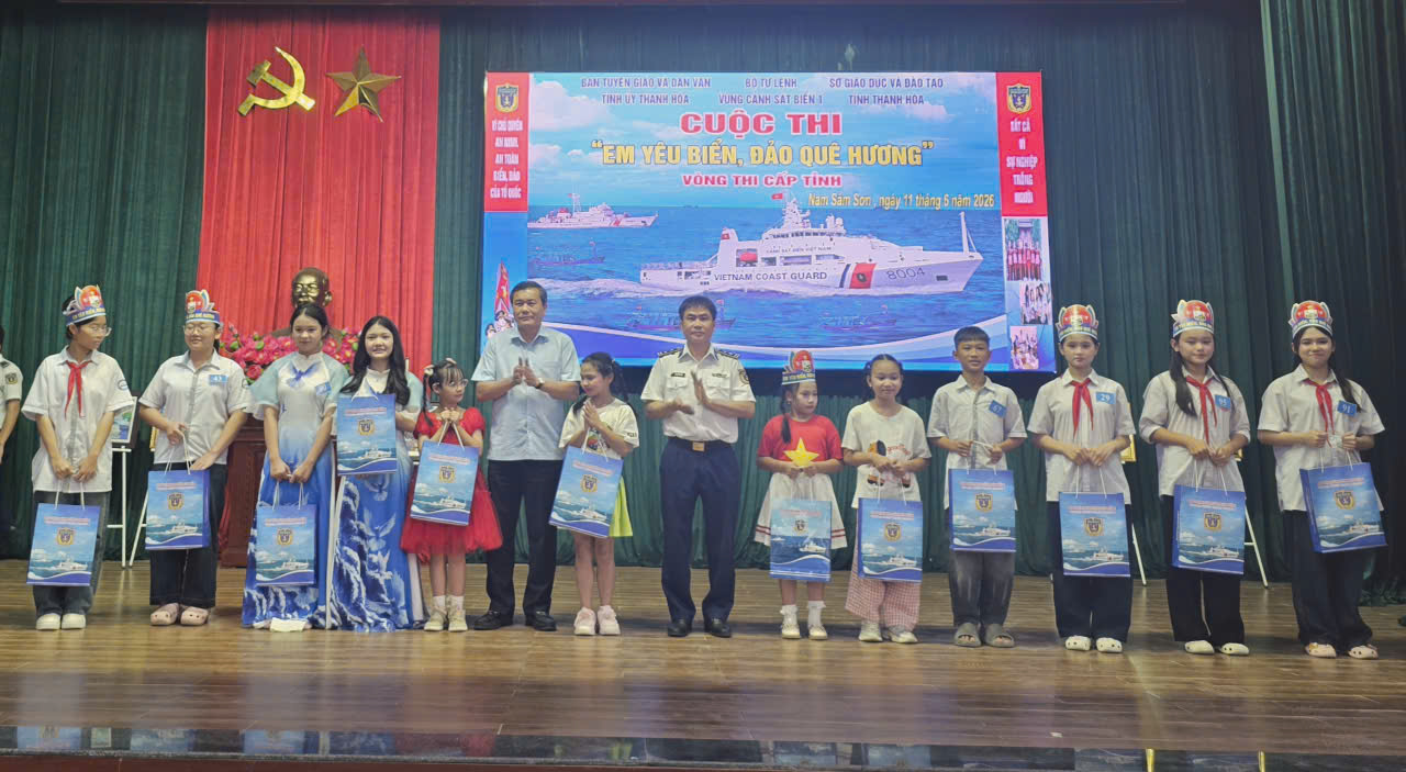 Ban Tổ chức trao quà cho các em học sinh vượt khó vươn lên trong học tập Ban Tổ chức trao quà cho các em học sinh vượt khó vươn lên trong học tập