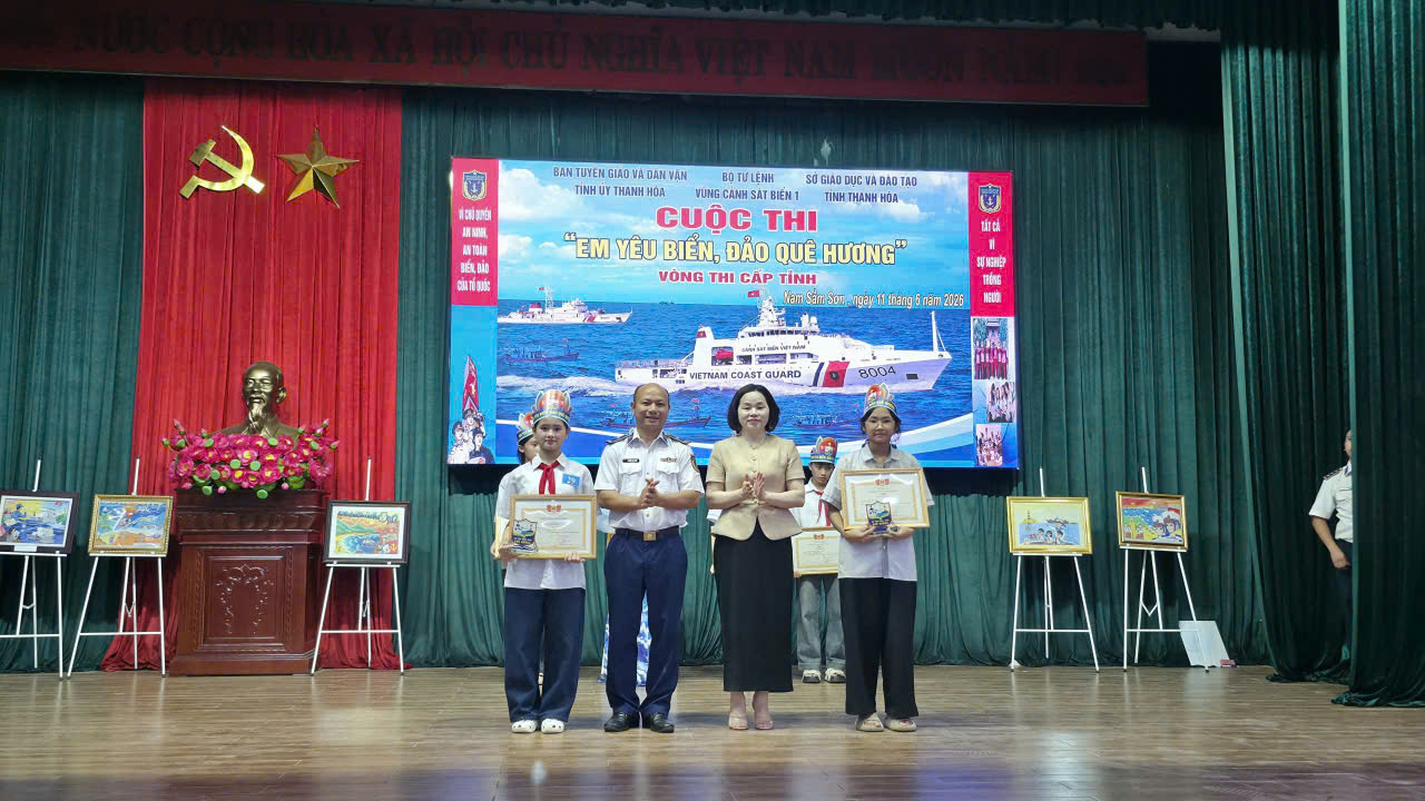 Ban Tổ chức trao thưởng cho các thí sinh đạt thành tích cao tại Cuộc thi “Em yêu biển, đảo quê hương” cấp tỉnh Thanh Hóa năm 2026 Ban Tổ chức trao thưởng cho các thí sinh đạt thành tích cao tại Cuộc thi “Em yêu biển, đảo quê hương” cấp tỉnh Thanh Hóa năm 2026