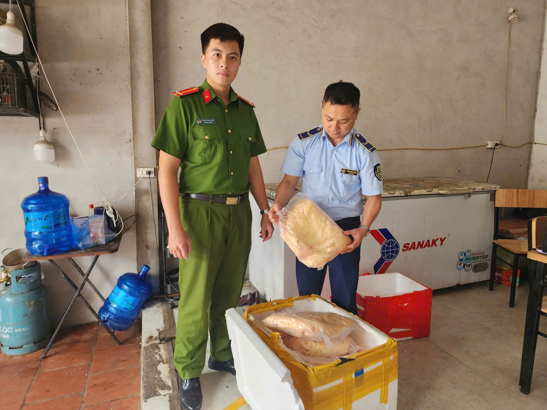 Lực lượng chức năng kiểm tra hàng hóa tại cơ sở kinh doanh Lực lượng chức năng kiểm tra hàng hóa tại cơ sở kinh doanh