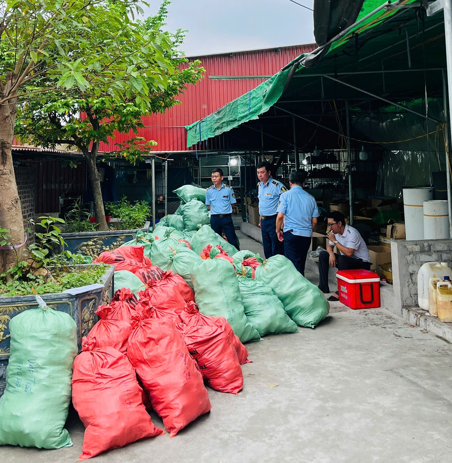 Hải Phòng: Thu giữ hàng nghìn sản phẩm dép trẻ em có dấu hiệu giả mạo nhãn hiệu