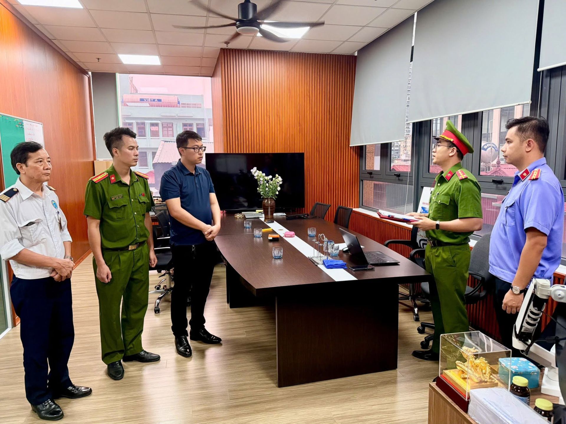 Cơ quan CSĐT C&ocirc;ng an tỉnh Ph&uacute; Thọ c&ocirc;ng bố Lệnh kh&aacute;m x&eacute;t khẩn cấp nơi l&agrave;m việc của B&ugrave;i Đắc &Aacute;nh Dương, Gi&aacute;m đốc C&ocirc;ng ty Cổ phần hệ thống th&ocirc;ng tin ATHENA Việt Nam để phục vụ c&ocirc;ng t&aacute;c điều tra.