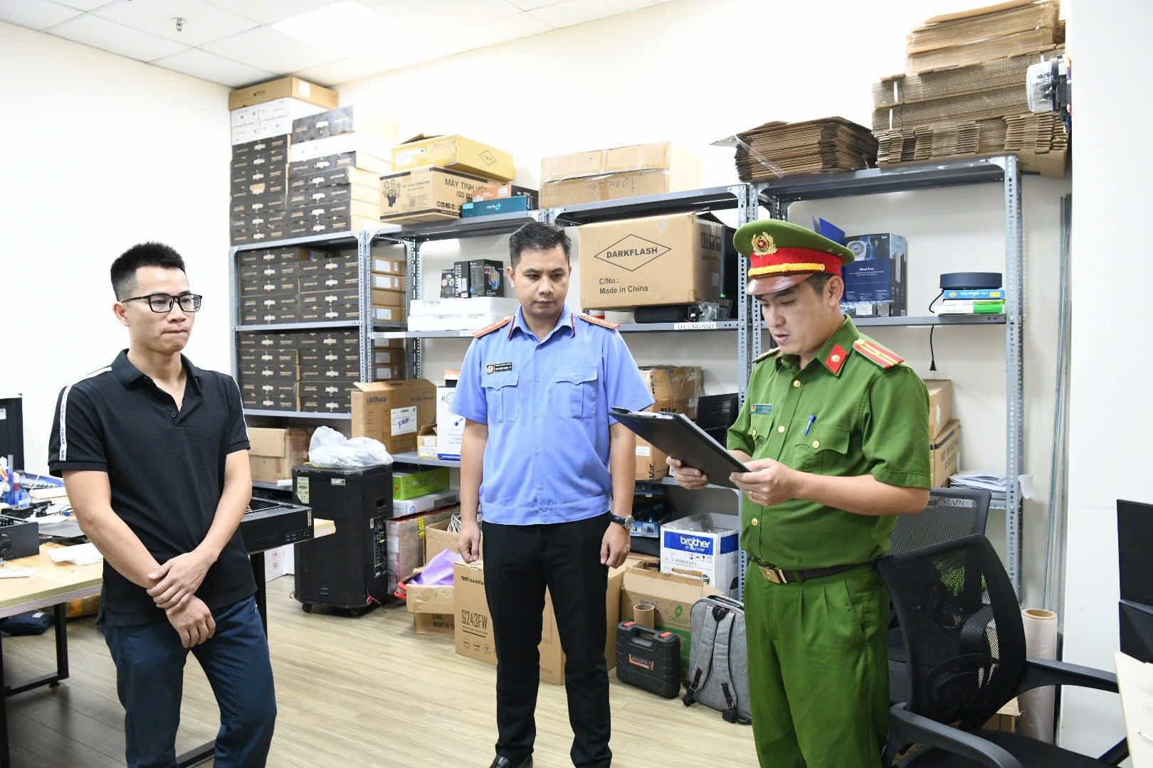 Cơ quan Cảnh s&aacute;t điều tra C&ocirc;ng an tỉnh Ph&uacute; Thọ thi h&agrave;nh lệnh kh&aacute;m x&eacute;t khẩn cấp nơi l&agrave;m việc đối với Khuất Tiến Minh, sinh năm 1990, l&agrave; Gi&aacute;m đốc C&ocirc;ng ty TNHH MTV giải ph&aacute;p c&ocirc;ng nghệ Tek- solution tại phường H&agrave; Đ&ocirc;ng, th&agrave;nh phố H&agrave; Nội.