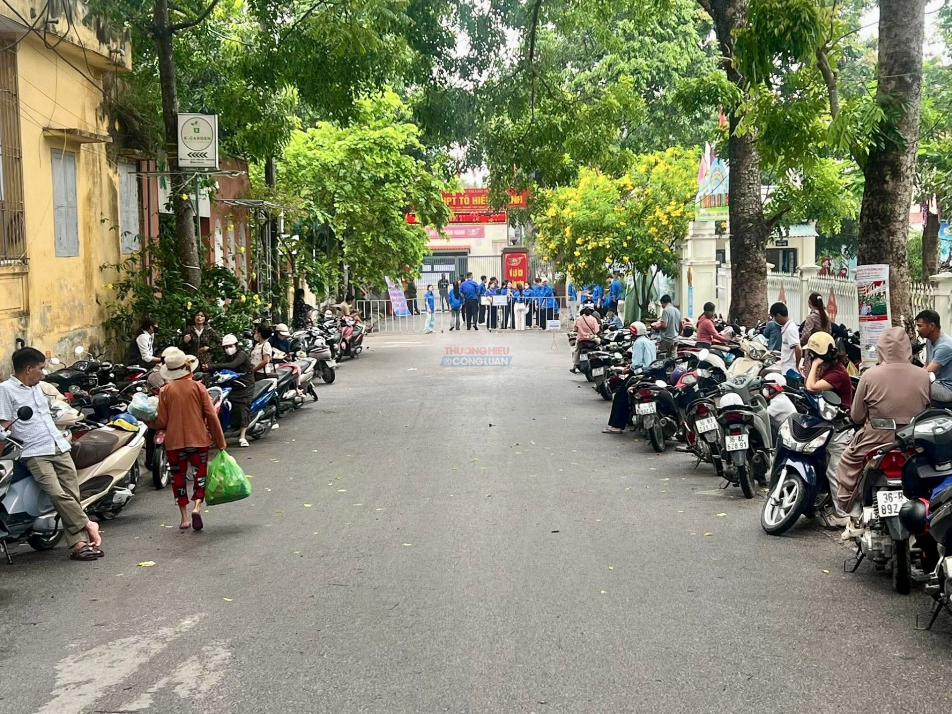 Phụ huynh căng thẳng chờ đợi, theo d&otilde;i tại khu vực b&ecirc;n ngo&agrave;i địa điểm thi