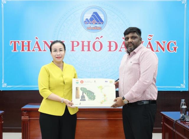 Ông Praveen Kumar Attuluri- Trưởng nhóm chuyên gia Cơ quan Khảo cổ Ấn Độ trao công trình nghiên cứu dự án bảo tồn, trùng tu nhóm E-F cho lãnh đạo TP Đà Nẵng. Ông Praveen Kumar Attuluri- Trưởng nhóm chuyên gia Cơ quan Khảo cổ Ấn Độ trao công trình nghiên cứu dự án bảo tồn, trùng tu nhóm E-F cho lãnh đạo TP Đà Nẵng.