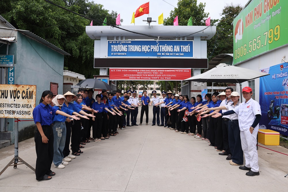 Hải đội 401 phối hợp c&ugrave;ng đo&agrave;n vi&ecirc;n c&aacute;c lực lượng, địa phương triển khai chương tr&igrave;nh &ldquo;Tiếp sức m&ugrave;a thi
