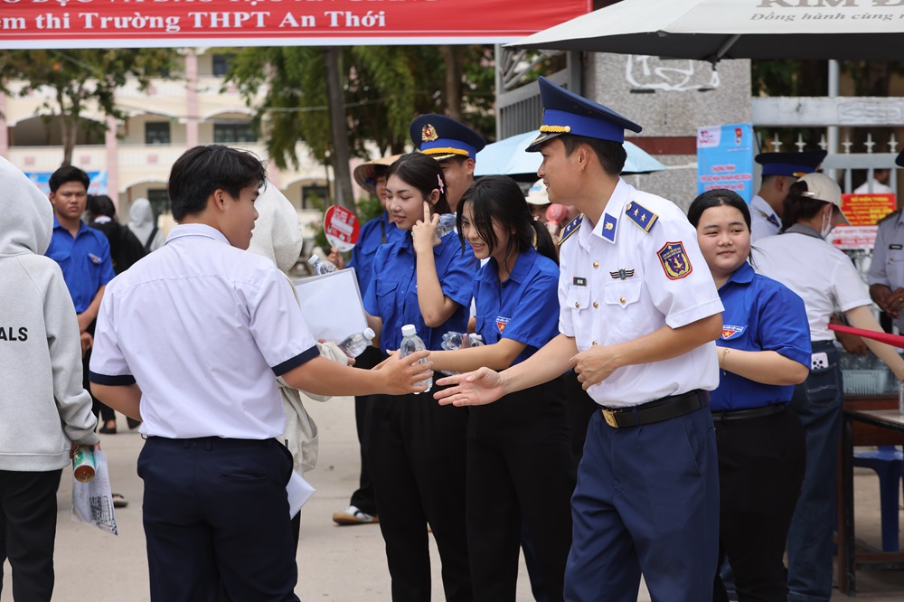 Hơn 500 chai nước lọc được c&aacute;n bộ, đo&agrave;n vi&ecirc;n Hải đội 401 trao tặng cho c&aacute;c th&iacute; sinh tại điểm thi Trường THPT An Thới.
