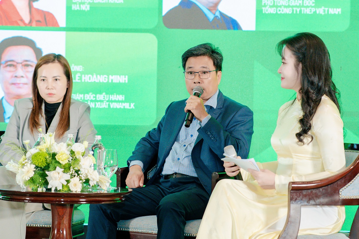 &Ocirc;ng L&ecirc; Ho&agrave;ng Minh - Gi&aacute;m đốc điều h&agrave;nh Sản xuất ki&ecirc;m Trưởng dự &aacute;n Net Zero của Vinamilk - chia sẻ tại Diễn đ&agrave;n quốc gia về M&ocirc;i trường v&agrave; Kh&iacute; hậu 2026 (Ảnh: VN).