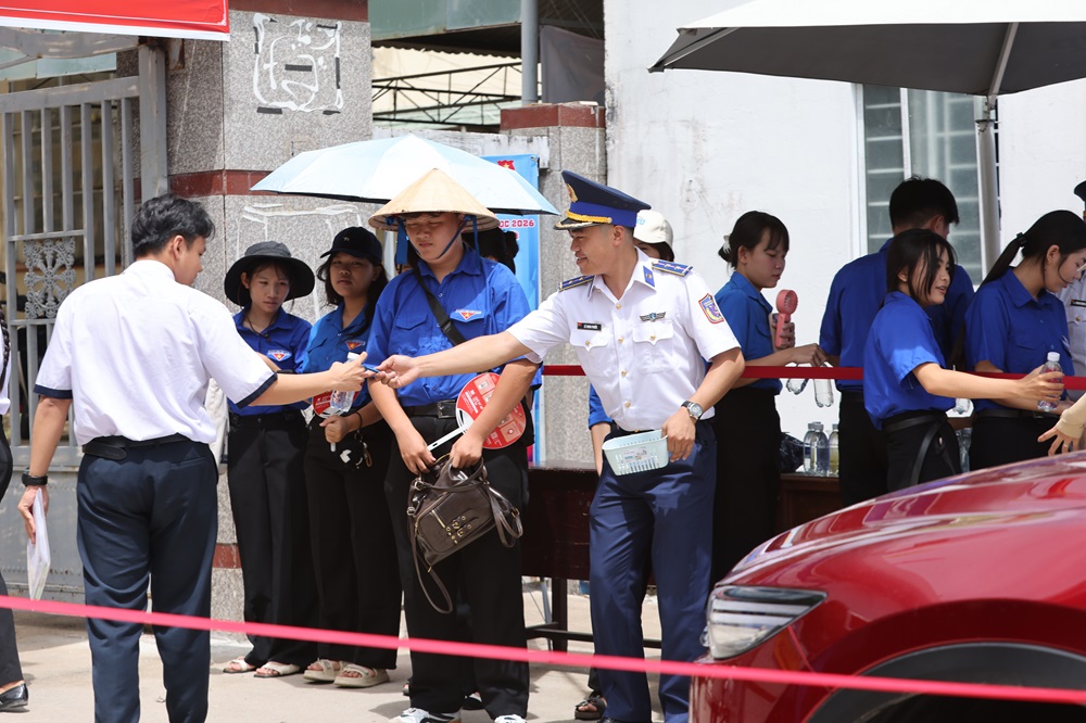 C&aacute;n bộ, đo&agrave;n vi&ecirc;n Hải đội 401 động vi&ecirc;n, tặng b&uacute;t viết cho th&iacute; sinh tại điểm thi.