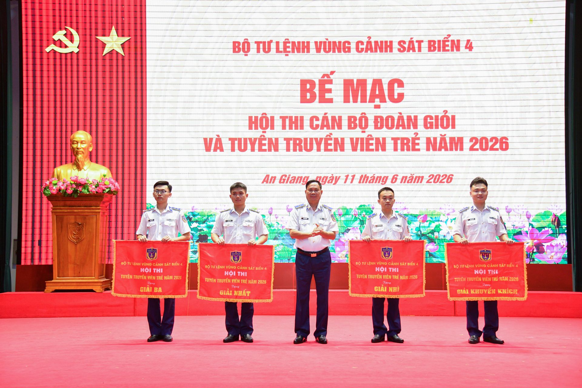 Thiếu tướng Nguyễn Văn Dũng - B&iacute; thư Đảng ủy, Ch&iacute;nh ủy Bộ Tư lệnh V&ugrave;ng Cảnh s&aacute;t biển 4 trao giải cho c&aacute;c đội Tuy&ecirc;n truyền vi&ecirc;n trẻ năm 2026.