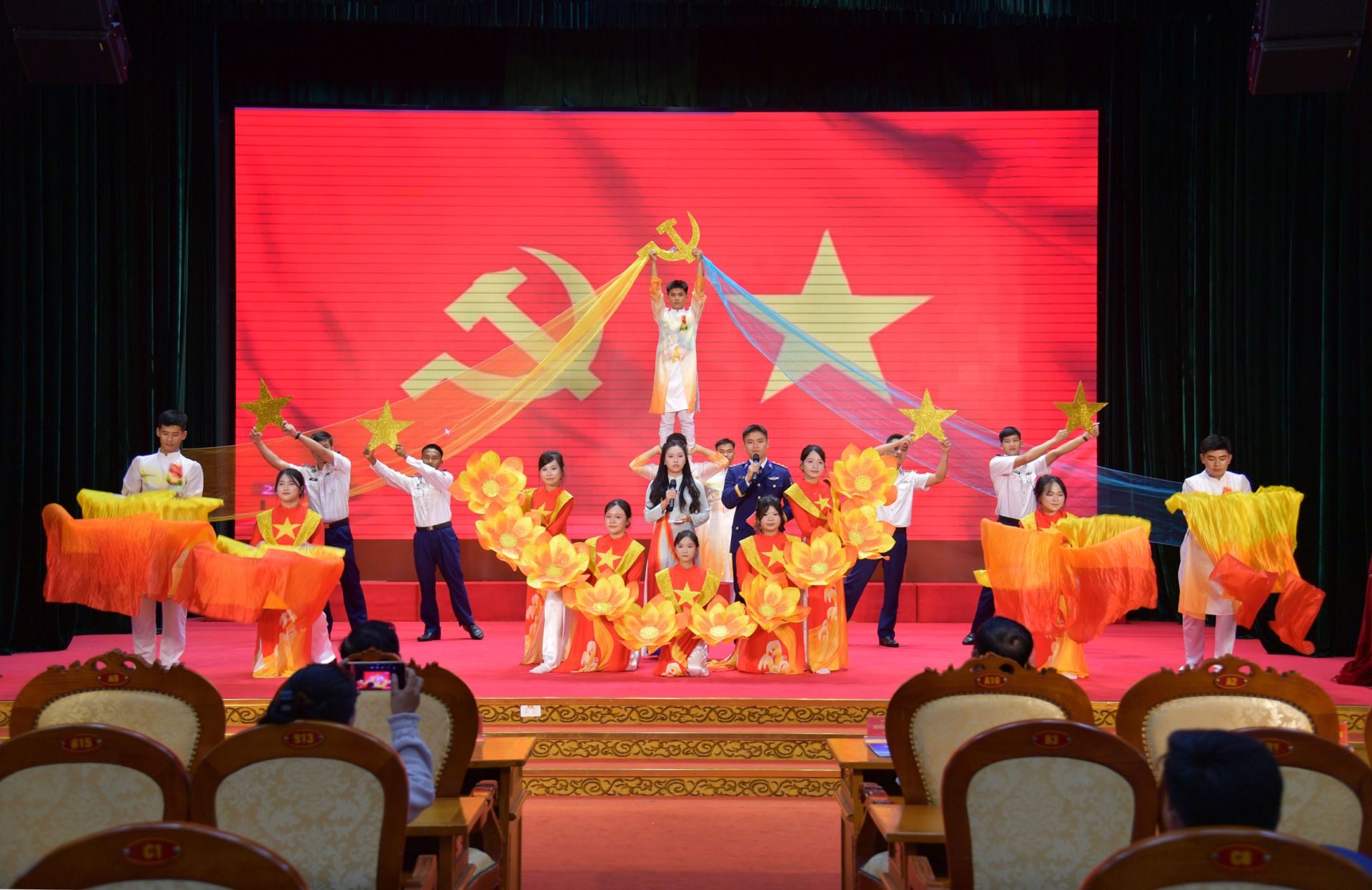 Phần thi tuy&ecirc;n truyền trẻ của đội thi Đo&agrave;n cơ sở Hải đội 401.