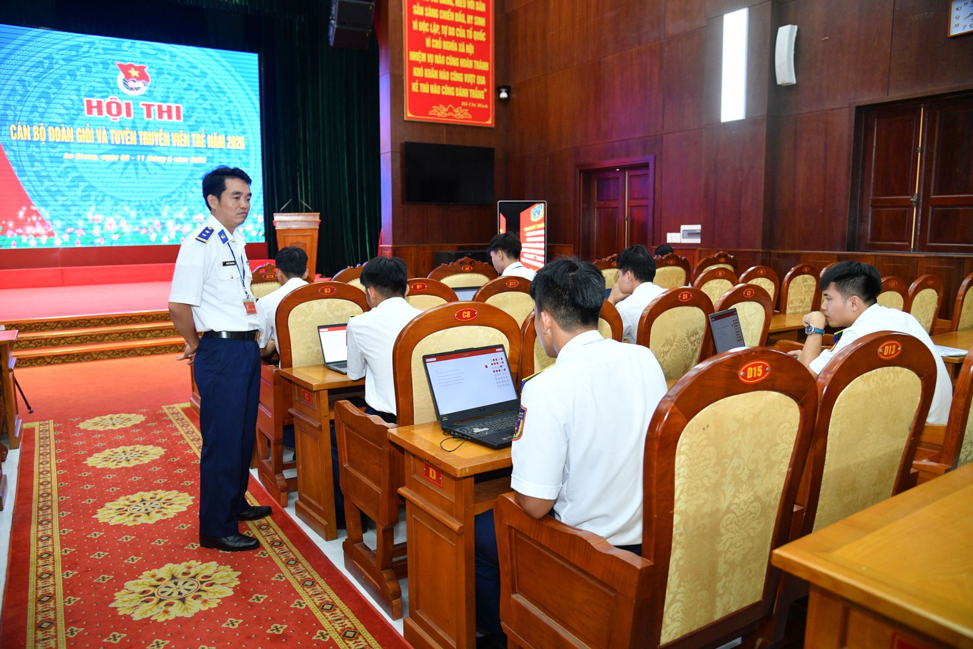 C&aacute;c th&iacute; sinh tham gia phần thi l&yacute; thuyết c&aacute;n bộ đo&agrave;n.