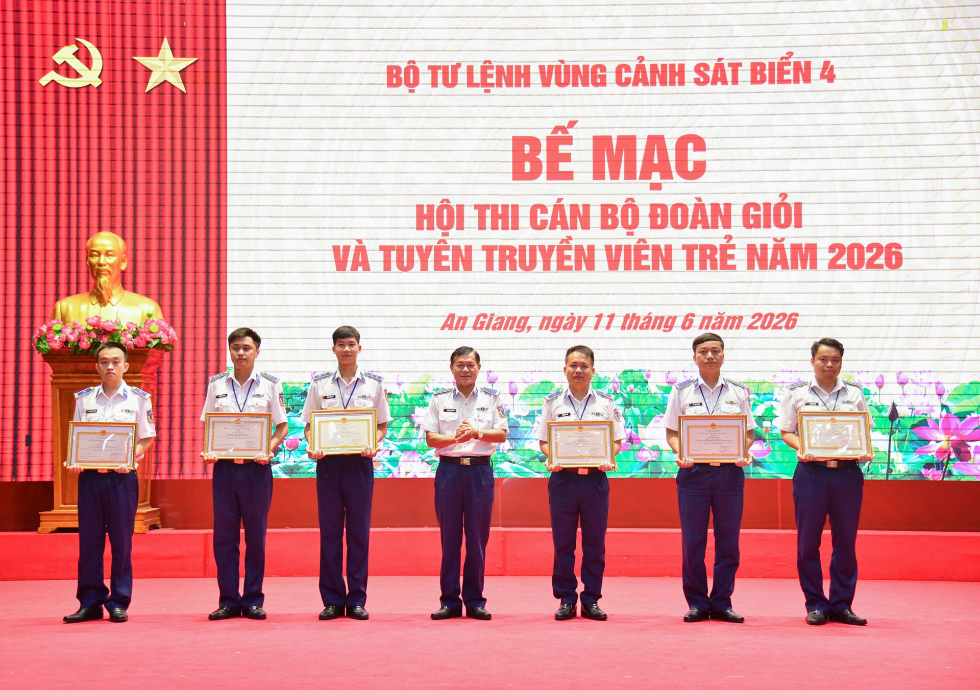 Đại t&aacute; Nguyễn Th&aacute;i Dương - Ủy vi&ecirc;n Ban Thường vụ Đảng ủy, Ph&oacute; Ch&iacute;nh ủy Bộ Tư lệnh V&ugrave;ng Cảnh s&aacute;t biển 4 trao giải cho c&aacute;n bộ đo&agrave;n giỏi.