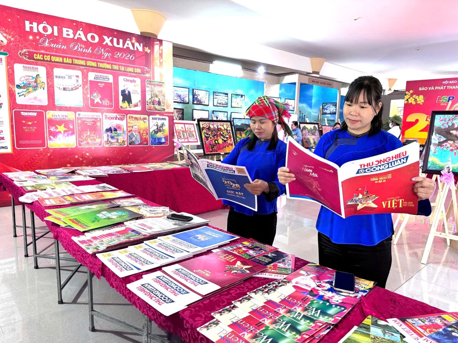 Bạn đọc quan tâm, thăm quan, xem ấn phẩm Tạp chí Xuân Thương hiệu và Công luận Bạn đọc quan tâm, thăm quan, xem ấn phẩm Tạp chí Xuân Thương hiệu và Công luận