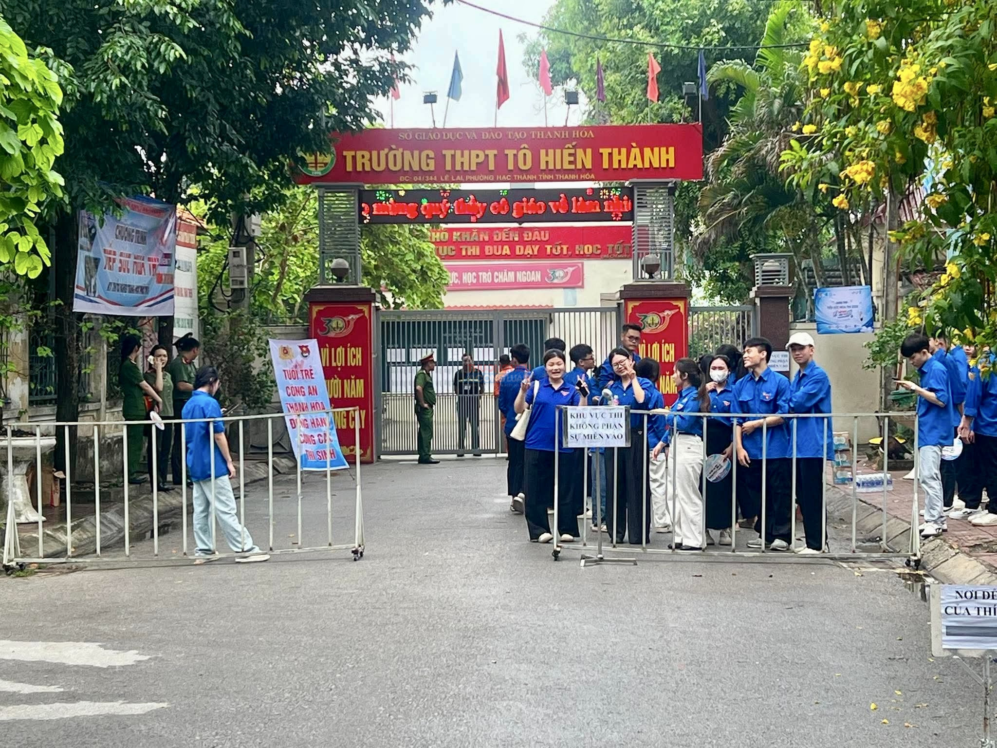 C&aacute;c bạn t&igrave;nh nguyện vi&ecirc;n cũng xuất hiện từ rất sớm tại khu vực cổng trường, t&iacute;ch cực tham gia hướng dẫn th&iacute; sinh