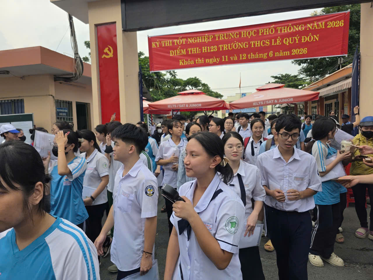 Kết thúc môn Toán, các thí sinh vui vẻ rời điểm thi Trường THCS Lê Quý Đôn, TP Hồ Chí Minh Kết thúc môn Toán, các thí sinh vui vẻ rời điểm thi Trường THCS Lê Quý Đôn, TP Hồ Chí Minh