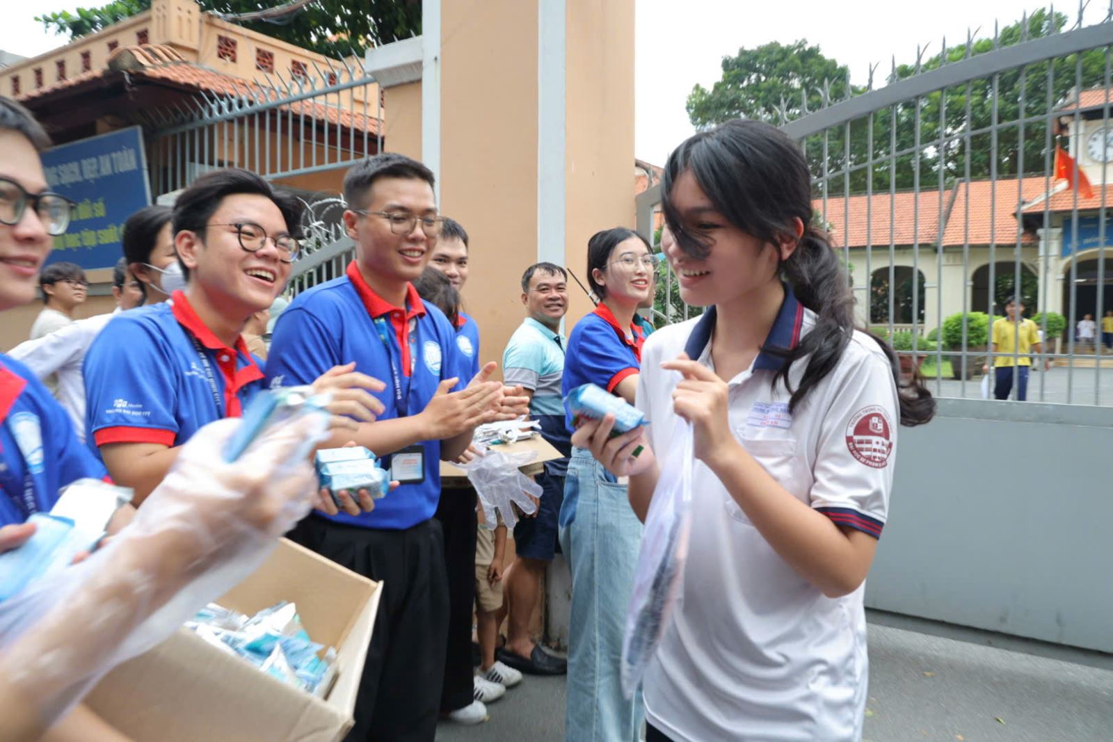 Kết thúc ngày thi đầu tiên, đa số thí sinh đánh giá kỳ thi diễn ra thuận lợi và an toàn. Kết thúc ngày thi đầu tiên, đa số thí sinh đánh giá kỳ thi diễn ra thuận lợi và an toàn.