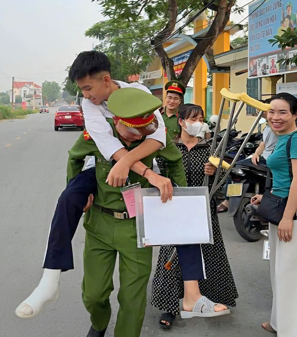 Cán bộ Công an xã Hợp Thịnh hỗ trợ thí sinh bị thương tới điểm thi. Cán bộ Công an xã Hợp Thịnh hỗ trợ thí sinh bị thương tới điểm thi.