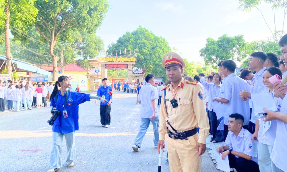 Cán bộ Phòng Cảnh sát giao thông (Công an tỉnh) làm nhiệm vụ tại điểm thi Trường Trung học phổ thông Lục Nam. Cán bộ Phòng Cảnh sát giao thông (Công an tỉnh) làm nhiệm vụ tại điểm thi Trường Trung học phổ thông Lục Nam.