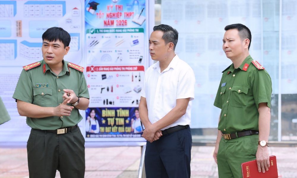 Đại tá Bùi Chiến Thắng kiểm tra công tác an ninh, an toàn tại điểm thi Trường Trung học phổ thông Ngô Gia Tự (phường Tam Sơn). Đại tá Bùi Chiến Thắng kiểm tra công tác an ninh, an toàn tại điểm thi Trường Trung học phổ thông Ngô Gia Tự (phường Tam Sơn).