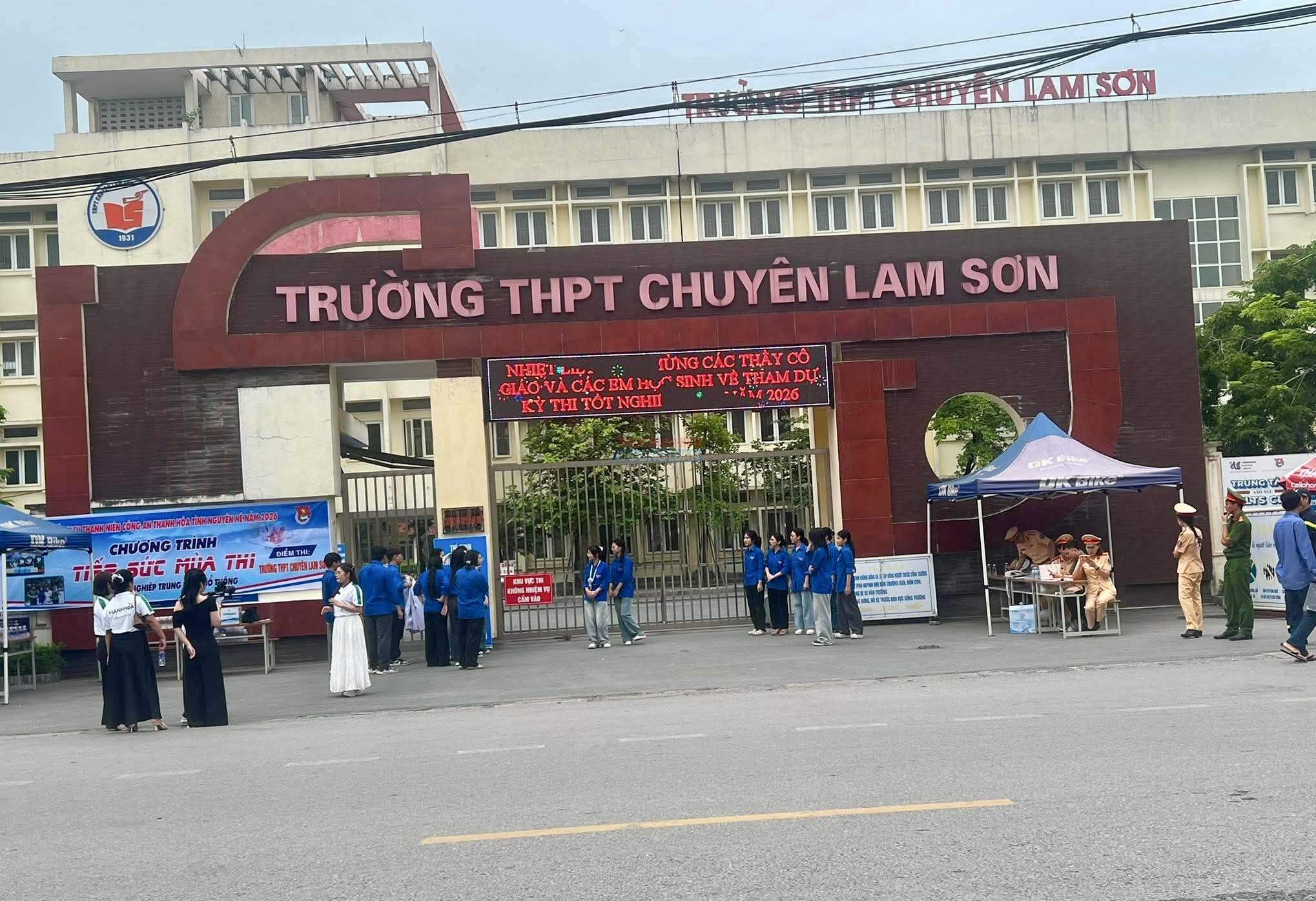 Kh&ocirc;ng kh&iacute; nghi&ecirc;m t&uacute;c tại điểm thi trường THPT Chuy&ecirc;n Lam Sơn