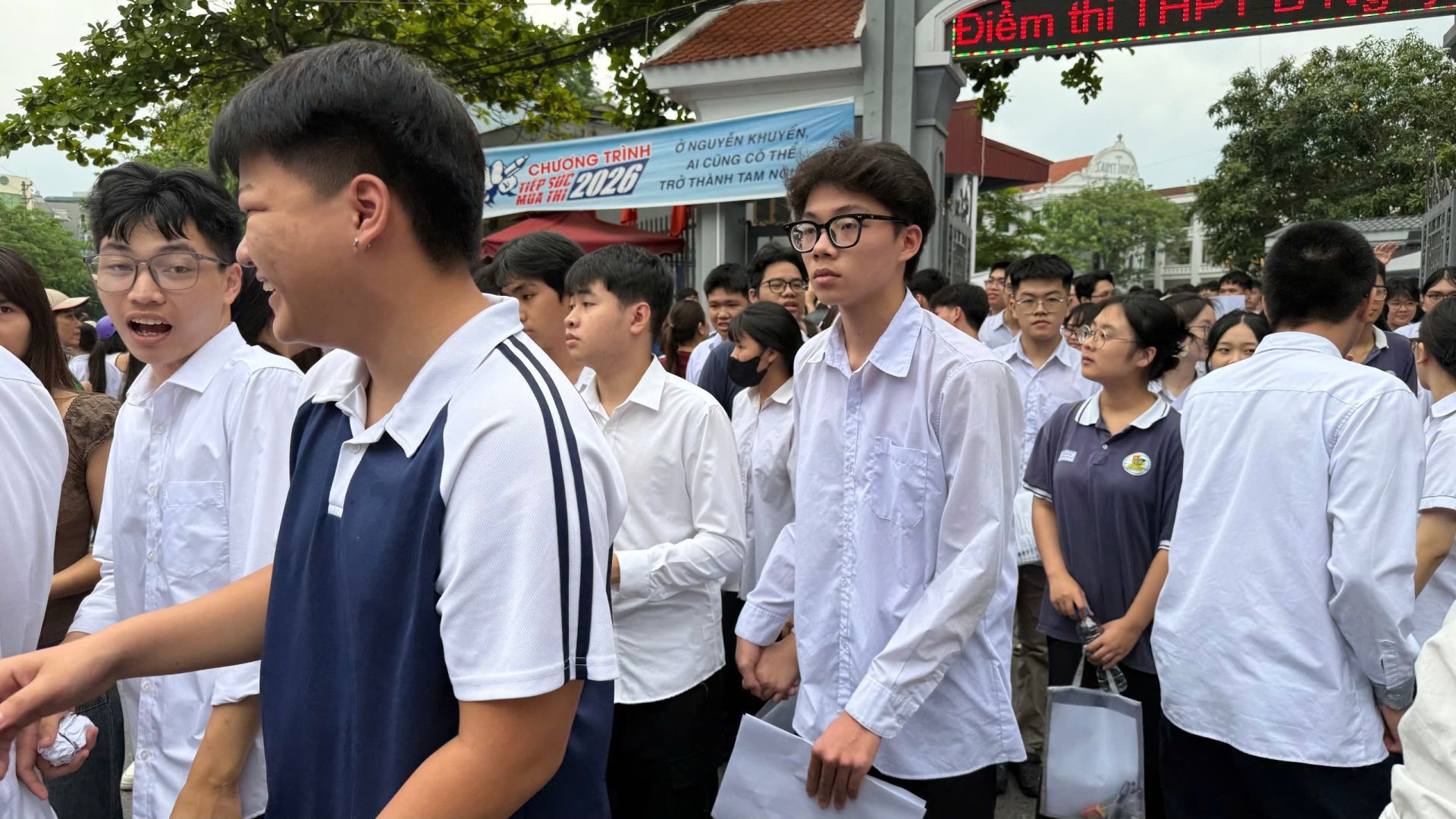 0113, 0098 Th&iacute; sinh phấn khởi ho&agrave;n th&agrave;nh b&agrave;i thi m&ocirc;n Ngữ văn Kỳ thi tốt nghiệp THPT năm 2026 tại điểm thi Trường THPT B Nguyễn Khuyến.
