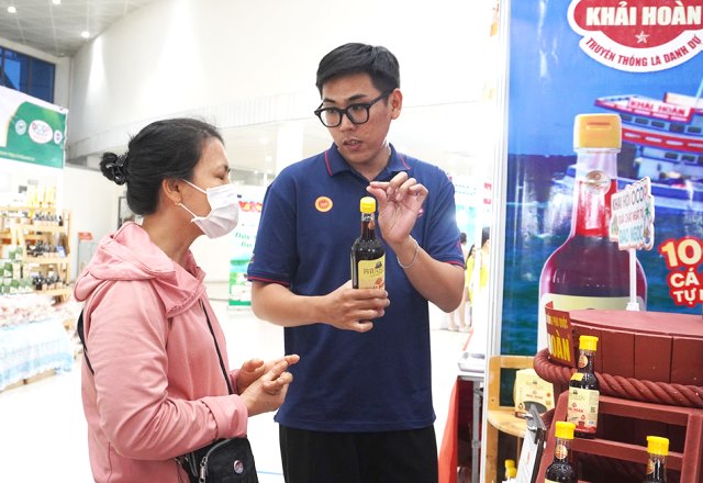 Người dân tham quan, mua sắm tại các gian hàng. Người dân tham quan, mua sắm tại các gian hàng.